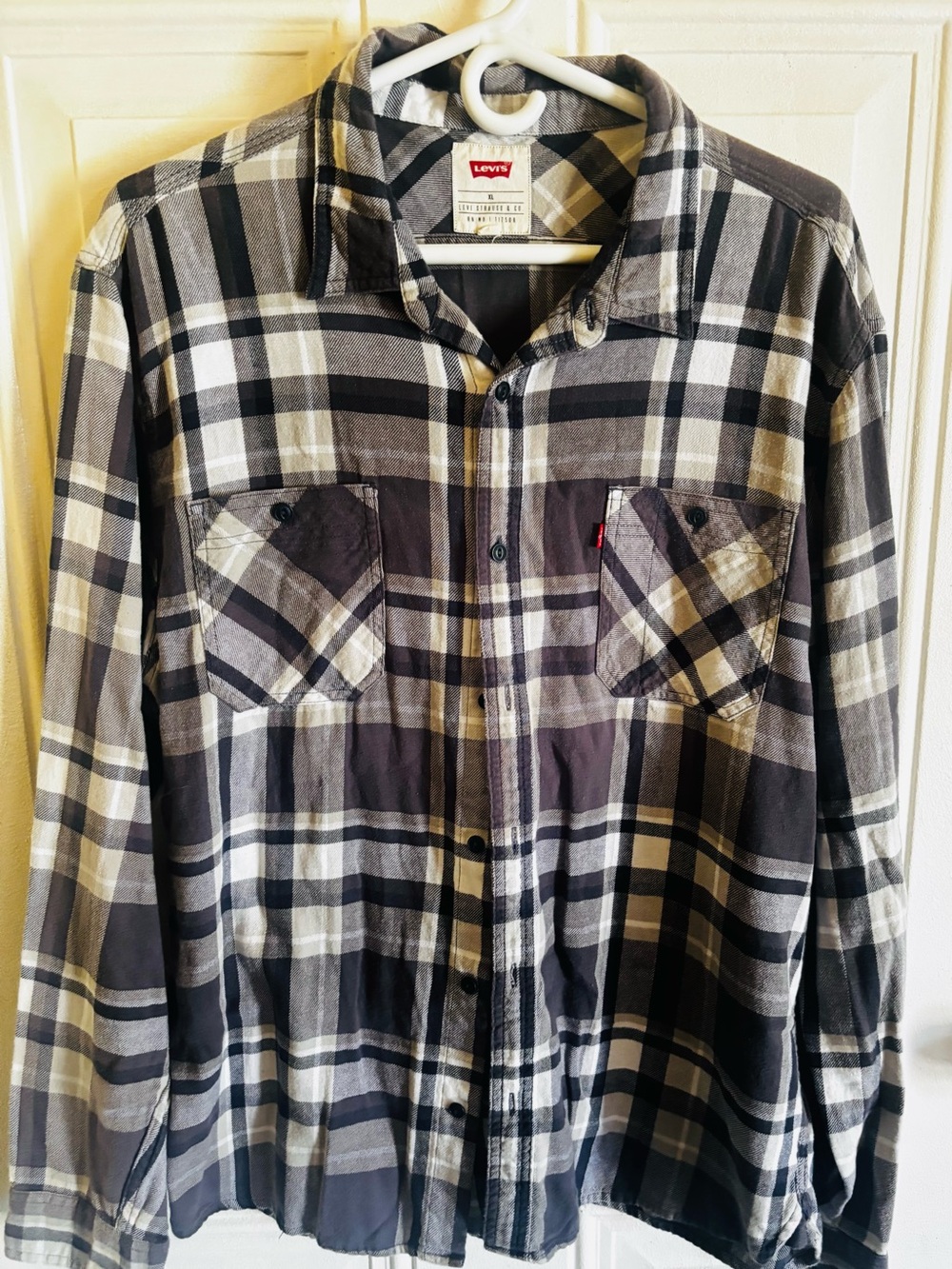 Levi's Black & Gray Plaid Long-Sleeve Button-Down Shirt
